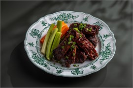 {{photo.Alt || photo.Description || 'Свиные ребра BBQ'}}