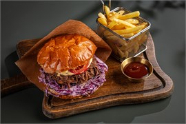 {{photo.Alt || photo.Description || 'Бургер с рваной говядиной'}}