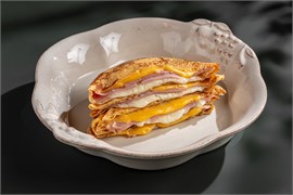 {{photo.Alt || photo.Description || 'БЛИННЫЙ СЭНДВИЧ С ВЕТЧИНОЙ И СЫРОМ'}}