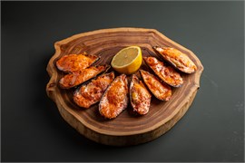 {{photo.Alt || photo.Description || 'ЗАПЕЧЕННЫЕ МИДИИ ПОД СОУСОМ СПАЙСИ	'}}