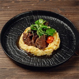 {{photo.Alt || photo.Description || 'ГОВЯЖЬИ ЩЕЧКИ С КАРТОФЕЛЬНЫМ ПЮРЕ   	'}}